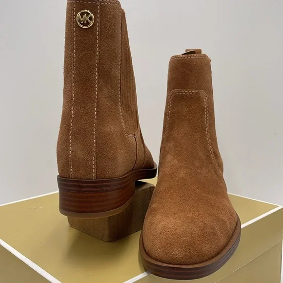 MICHAEL KORS ELLA FLAT BOOTIE SUEDE
49F4ELFE5S
LUGGAGE - Picture 10 of 16